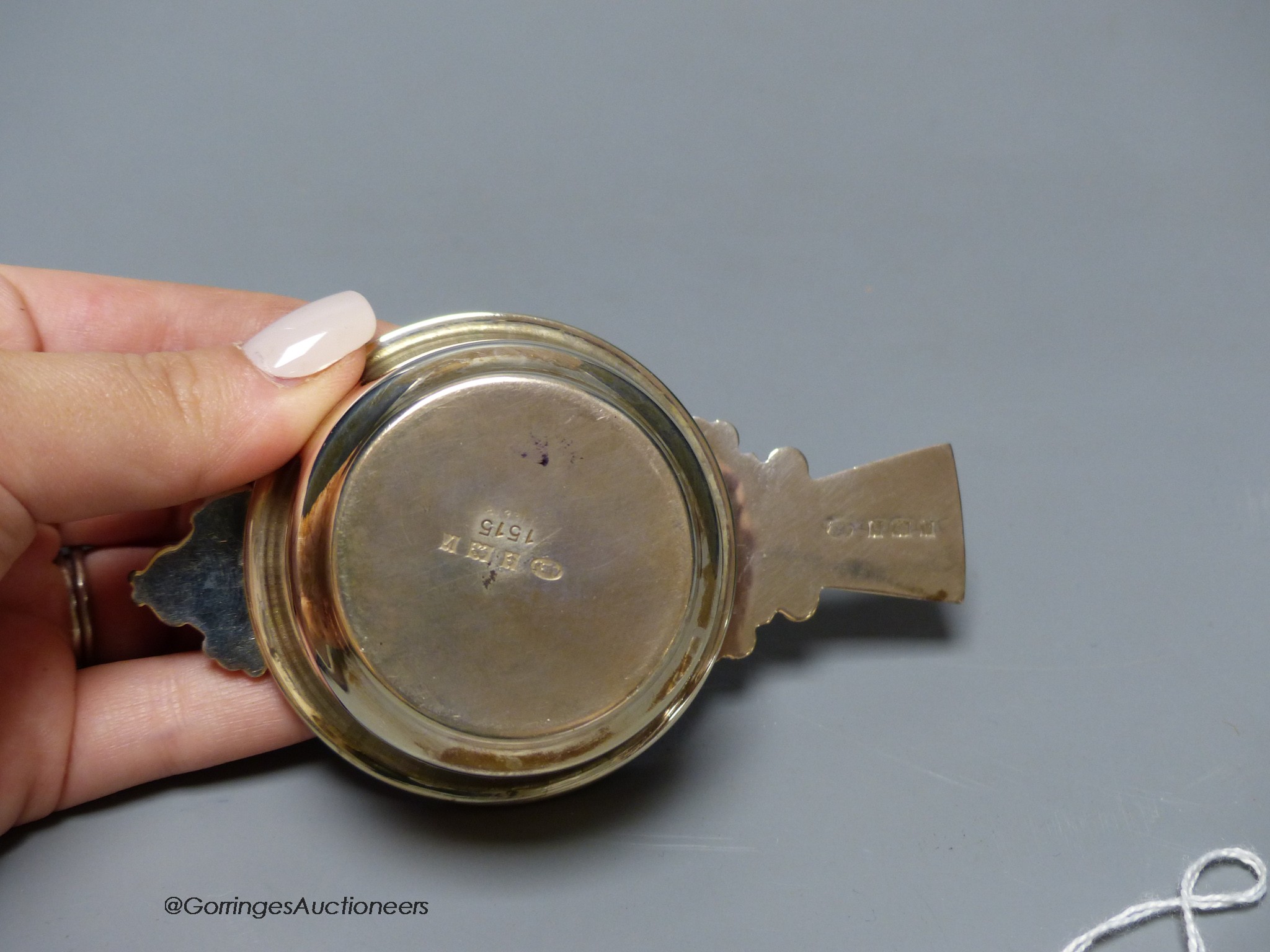 A modern silver tea strainer and stand by A.E. Jones Ltd, Birmingham, 1970, 10.9cm, 74 grams.